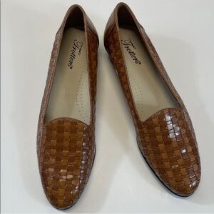 Trotters Women's Tan Woven Loafers